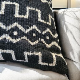 Sort malian 30x50 pudebetræk i mudderstof med primitivt afrikansk håndstempeldesign