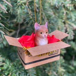 Ornement de Noël de chat fait à la main Brown Tabby dans une mini boîte