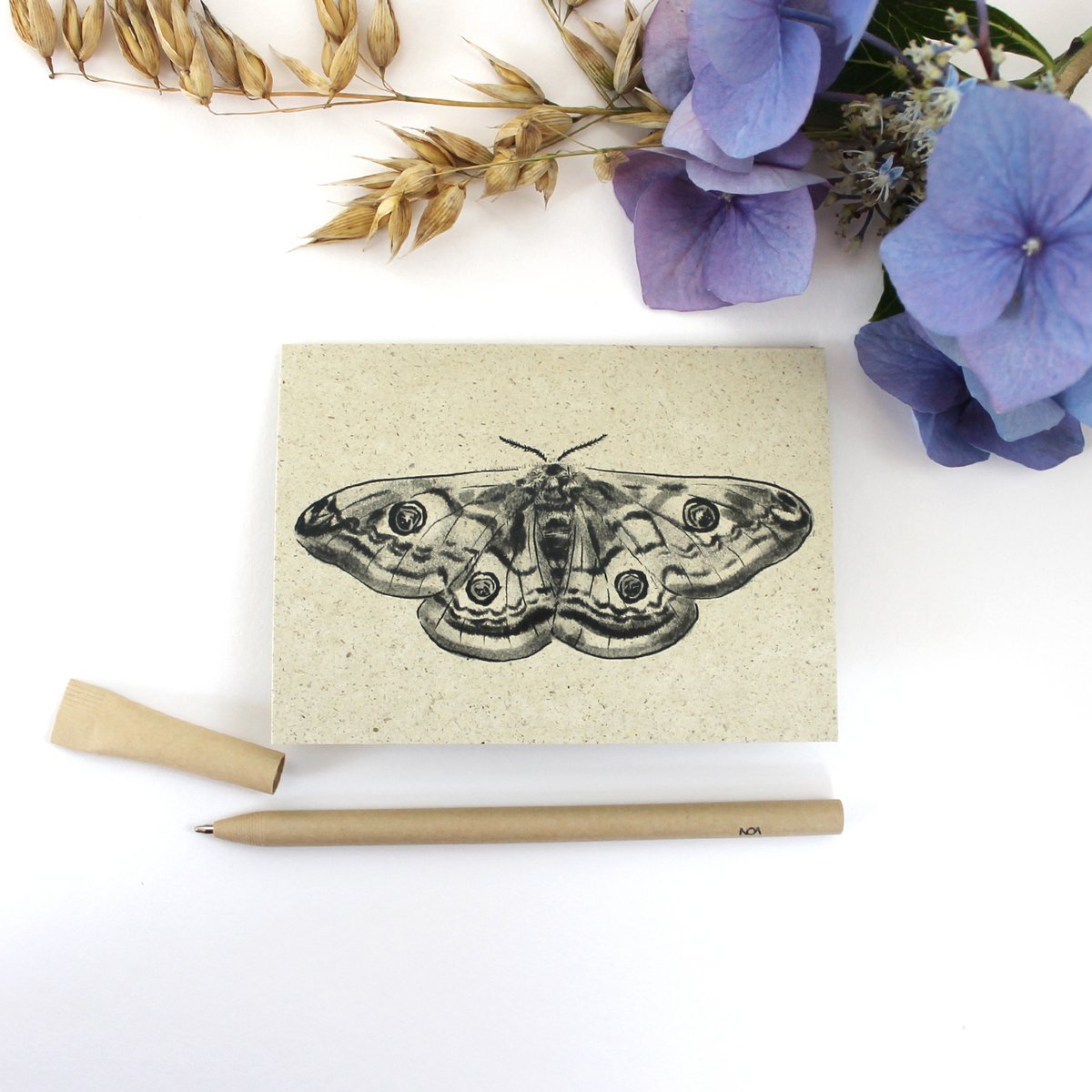 Minikaart gemaakt van graspapier, Peacock Moth
