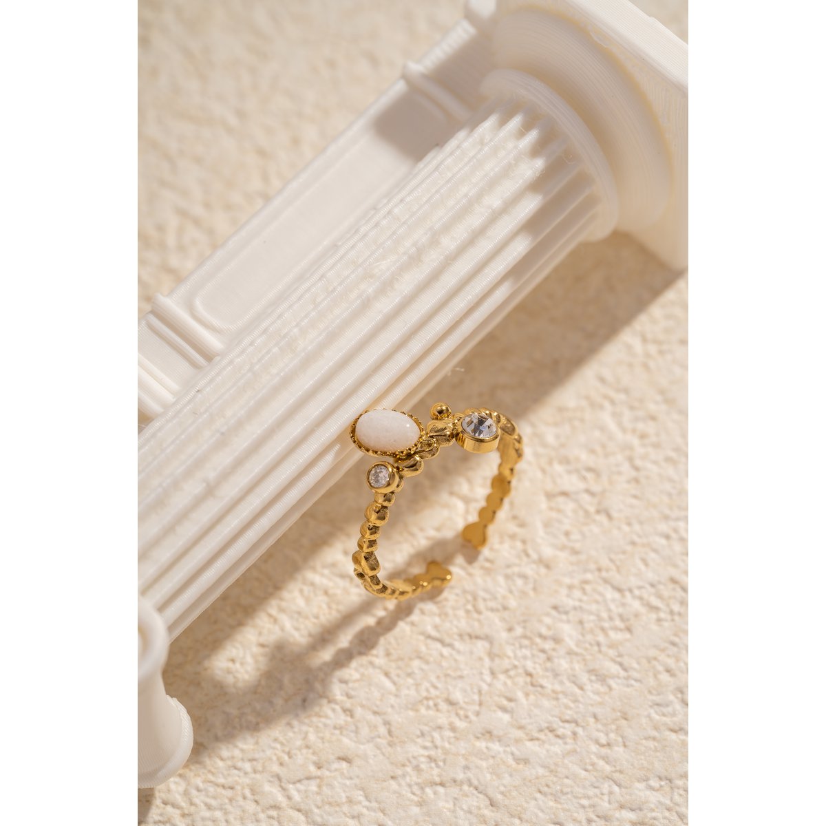 Verstelbare gouden stalen ring met ovale steen en strass
