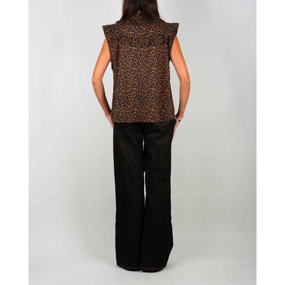 Mouwloze damesblouse met luipaardprint en ruches