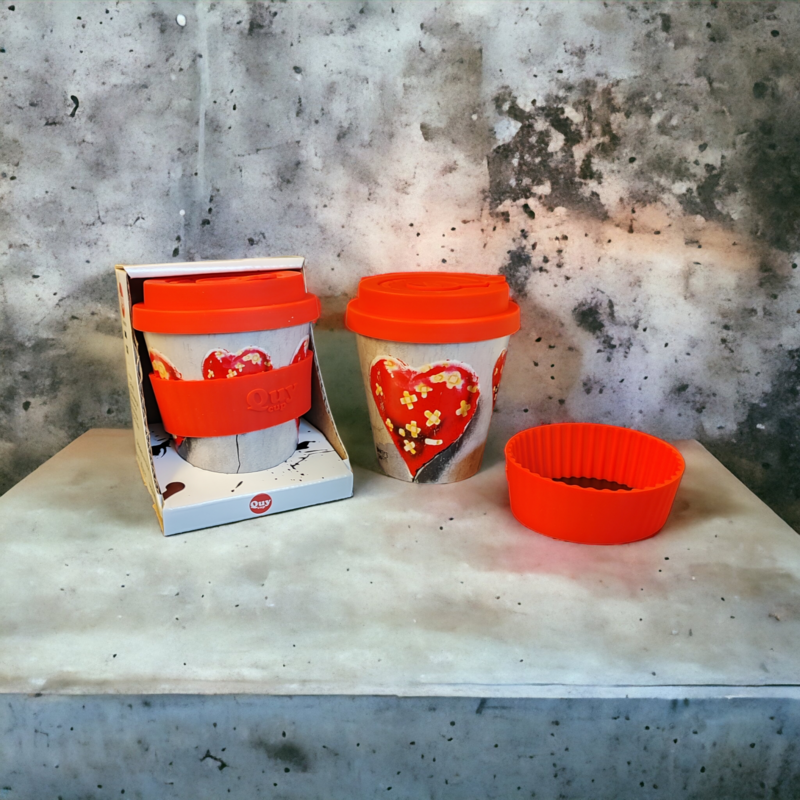 Kubek podróżny Banksy w RPET 230 ml - Zabandażowane serce