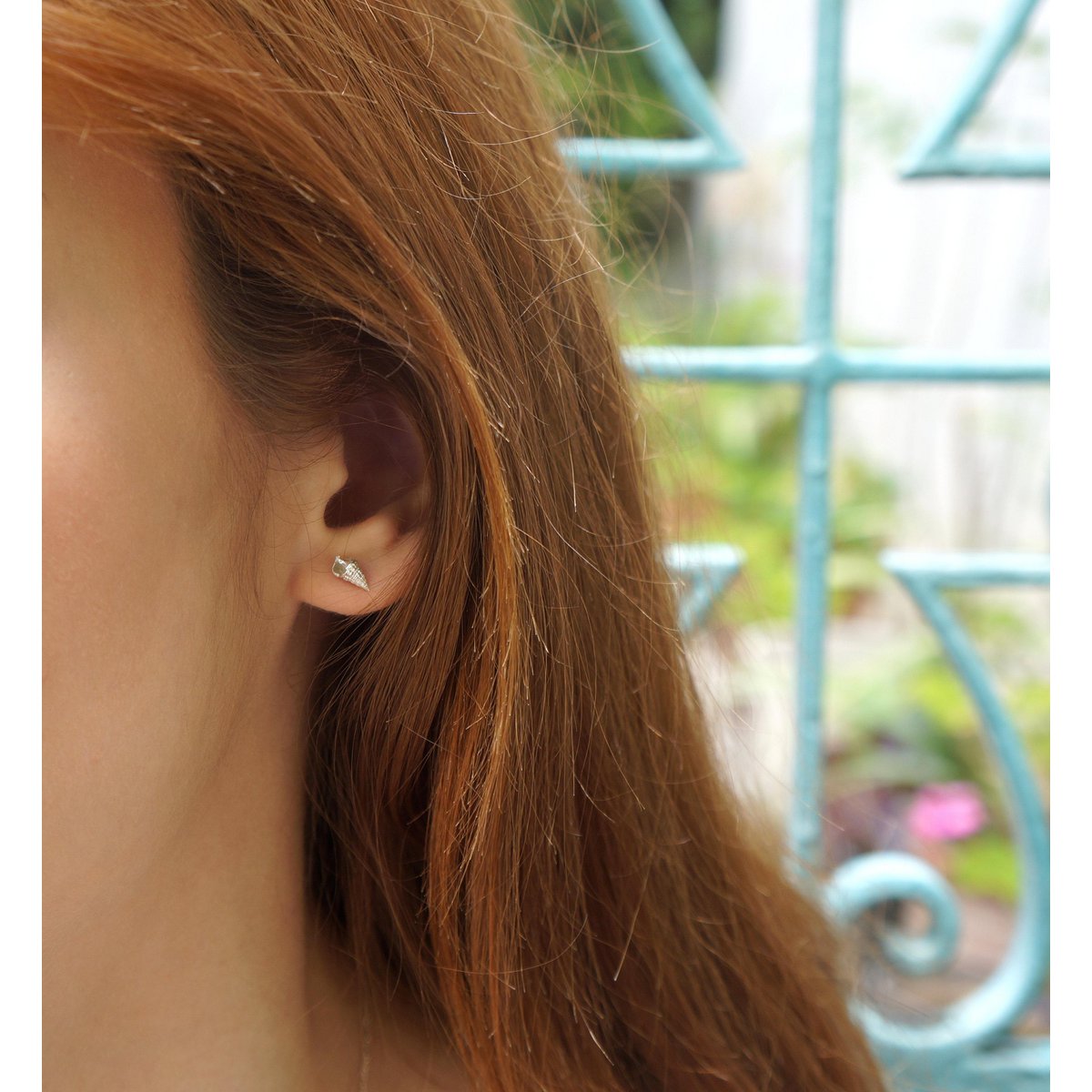 Zeeschelp oorbellen: kleine sterling zilveren studs (minimalistische natuursieraden)
