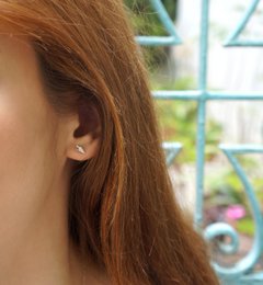 Zeeschelp oorbellen: kleine sterling zilveren studs (minimalistische natuursieraden)