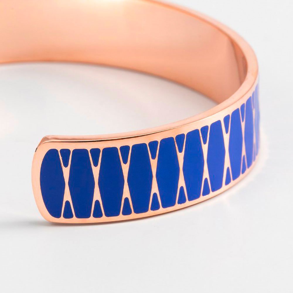 Blauwe emailarmbandroze afwerking