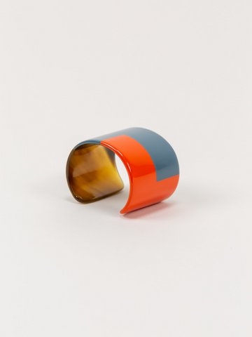 Oranje en grijsblauw gelakte manchet