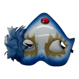 Blå hvid maske med en rød diamant