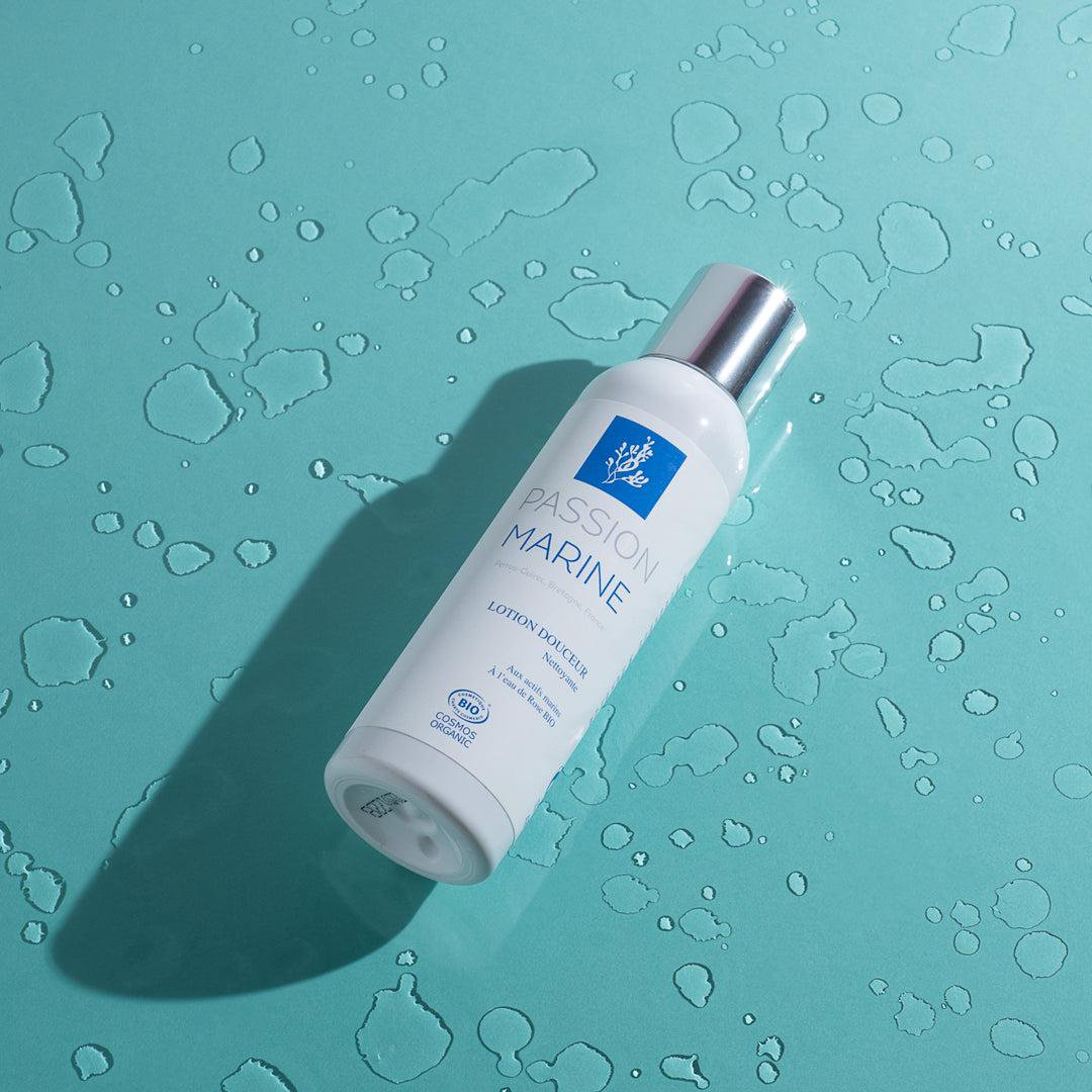 GLÆDELIG RENSENDE LOTION MED MARINE AKTIVE INGREDIENSER OG ROSENVAND 125ML