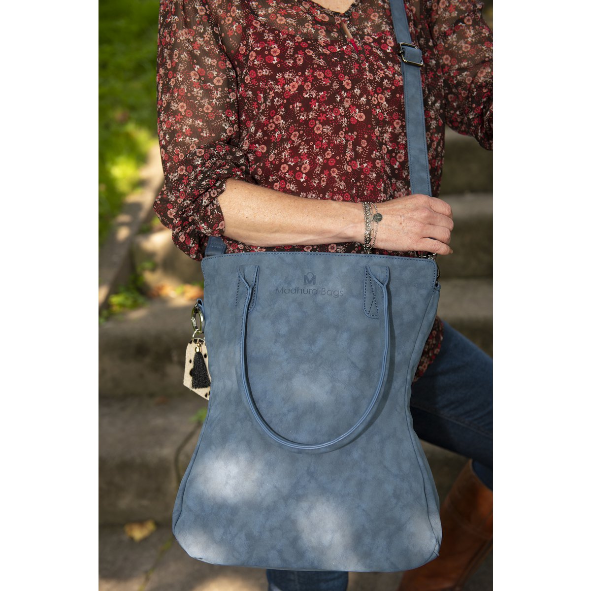 Hand/shoulder bag Dark blue curvy design