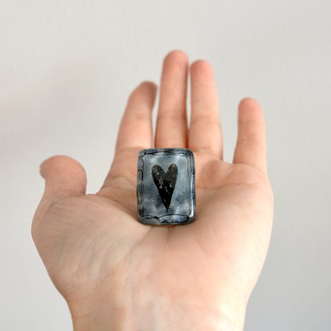 Großer Herzring in rechteckiger Glasform, bequem verstellbare Größe