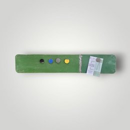 Magnette bord gemaakt van gerecyclede olievaten met 5 kleurrijke magneten 80 cm * 15 cm