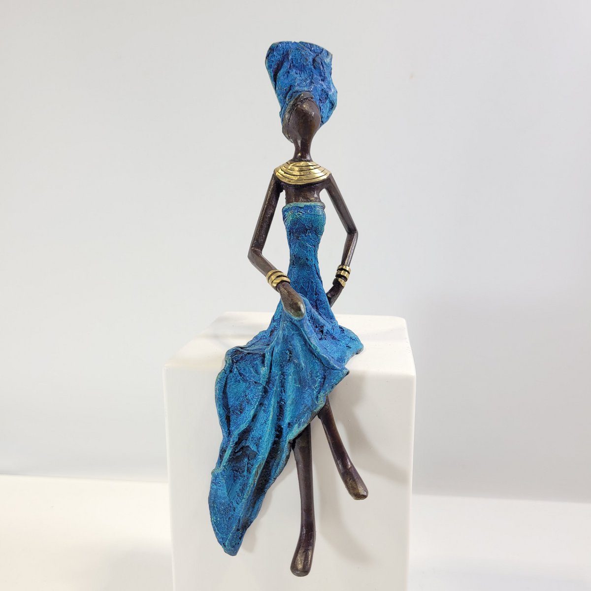 Escultura de bronce "Femme assise élégante" de Karim Sana | diferentes tamaños y colores
