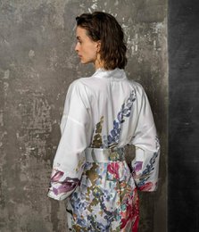 Satin-Robe-Kimono Irises von Kmieliauskaite