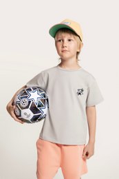 Camiseta hecha de algodón con bordado de fútbol