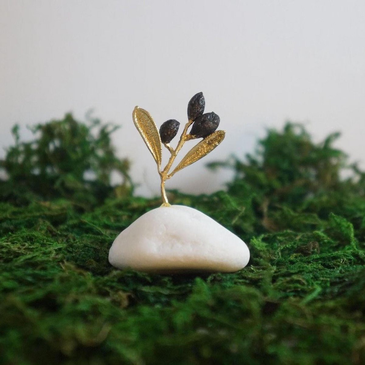 Dekorative Olivenzweig-Goldskulptur, handgefertigte Baumstatue für Wohndekoration, einzigartiges Geschenk, vergoldetes Messing, minimalistisches Design