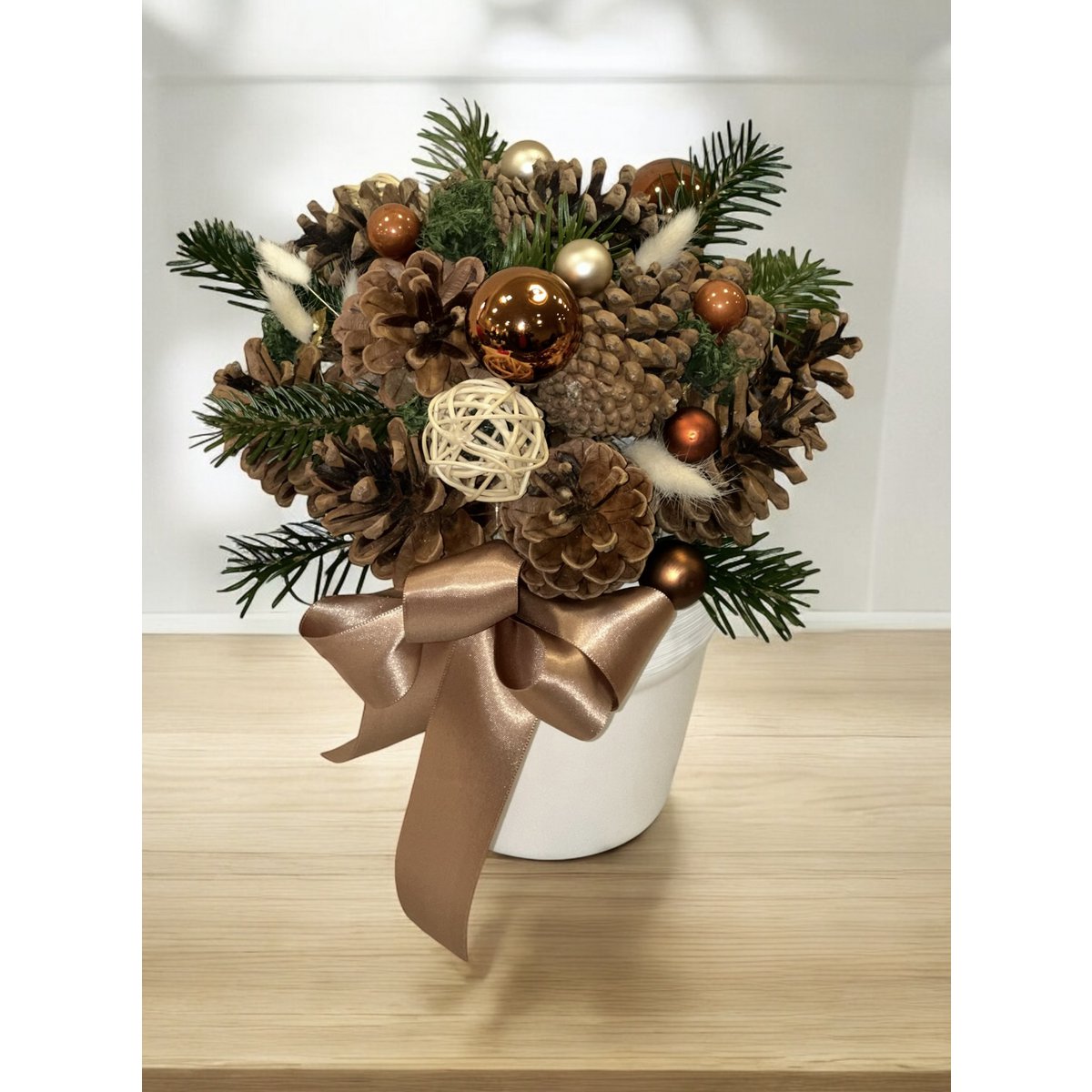 4 x handgemaakte kerstkegelarrangement in witte pot met satijnen strik – 12 cm
