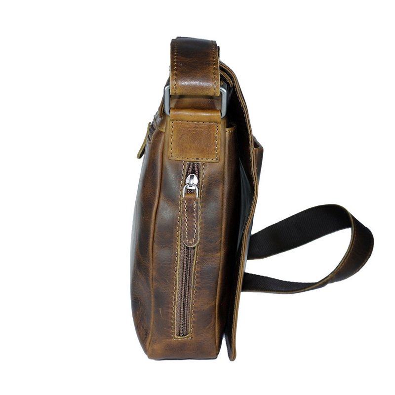 Arrigo skuldertaske eller crossbody taske lavet af brunt vokset læder med en stor flap med magnetisk lukning