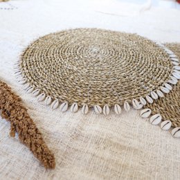 Mantel individual de junco marino con conchas de cauri - Natural