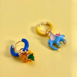 Verzauberte Creolen aus Emaille mit Elefant und Kürbis