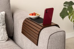 Plateau en bambou pour accoudoirs de canapé, foncé avec support pour téléphone Copie 1
