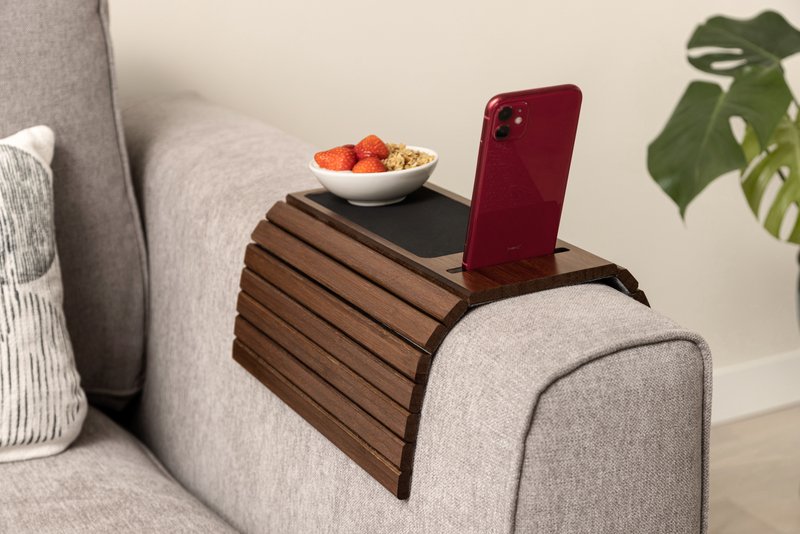 Plateau en bambou pour accoudoirs de canapé, foncé avec support pour téléphone Copie 1