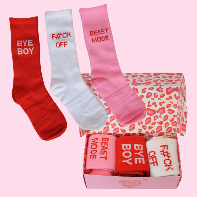 3-pakke %23StatementSocks BAD GIRLS CLUB "Message on Socks" Sokker i hvid, pink og rød gavesæt