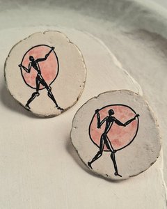 Handgeschilderde oorknopjes van papier-maché