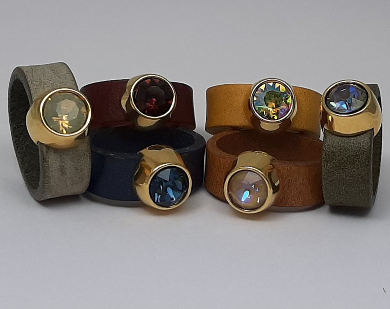 Bague en cuir SS39 élément Swarovski or 24 carats