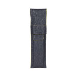 K0028DB | Étui à stylos en cuir véritable pleine fleur, grain dollar - Coloris bleu avec bords jaunes - Dimensions : 4,5 x 16,5 x 1 cm - Packaging : Boîte cadeau fond/couvercle