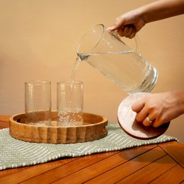 Jarra de vidrio martillado con tapa