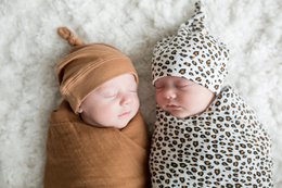 Mantita y gorro Lulujo Hello World - Leopardo