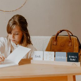 Calendario perpetuo - molletta in legno e carte di carta