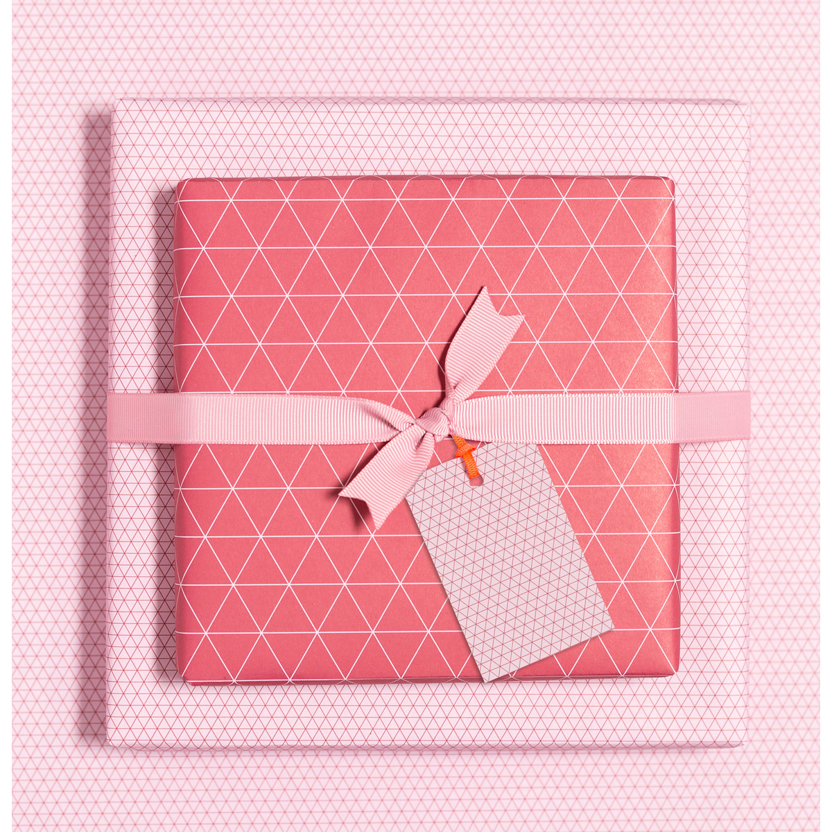 Red inpakpapier Triangles - Grafisch inpakpapier roze rood, perfect voor geschenken voor Moederdag, als een verpakking voor Valentijnsdaggeschenken of neutraal inpakpapier voor vrouwen.