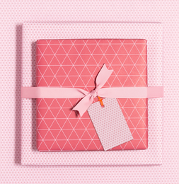 Rotes Geschenkpapier Dreiecke - grafisches Geschenkpapier rosa rot, perfekt für Geschenke zum Muttertag, als Verpackung für Valentinstags Geschenke oder neutrales Geschenkpapier für Frauen.