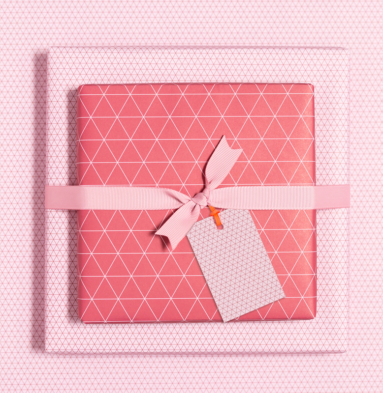 Rotes Geschenkpapier Dreiecke - grafisches Geschenkpapier rosa rot, perfekt für Geschenke zum Muttertag, als Verpackung für Valentinstags Geschenke oder neutrales Geschenkpapier für Frauen.