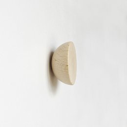 Round beech wood wall hook/knob, available in 6cm and 5cm diameters, for hanging coats, towels, or other items.