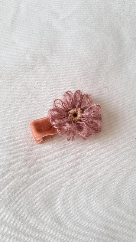 Blumenclips aus Wolle