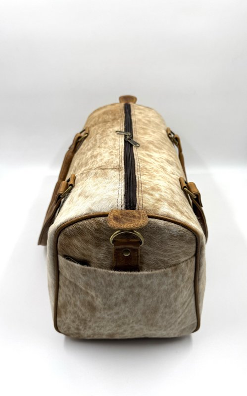 Borsa da viaggio in pelle e pelliccia naturale fatta a mano – Borsone artigianale “Apex” da 46 cm e borsa da fine settimana unisex unica