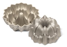 Cascade 24 cm baking mold in a fluted, flower-like shape made of durable metal material suitable for baking cakes and other desserts.