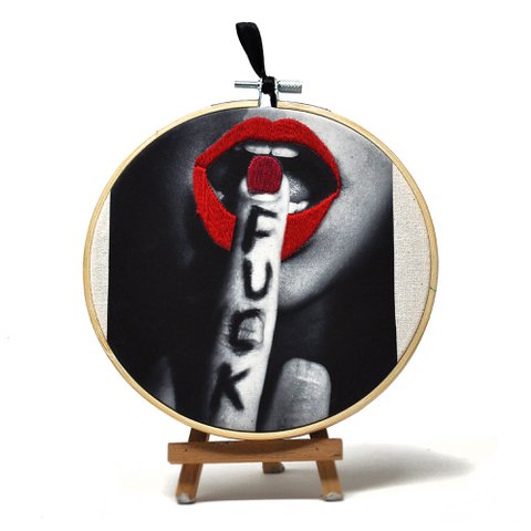 Handgefertigte Stickrahmen-Wandkunst – F**K Design – Textile Wanddekoration (10/15 cm)