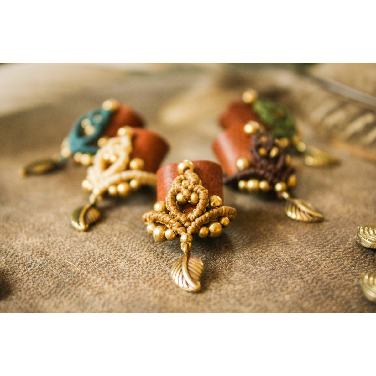 Dreadlock-Perle aus Leder und Makramee mit Messingdetails