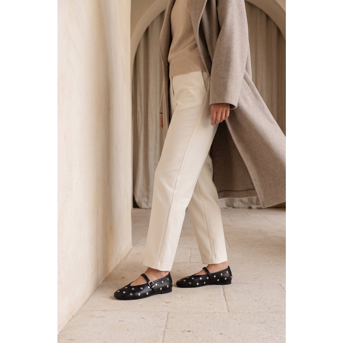 ALLI STUDS BLACK – Mary Janes mit Nieten aus glänzendem Leder VORBESTELLUNG
