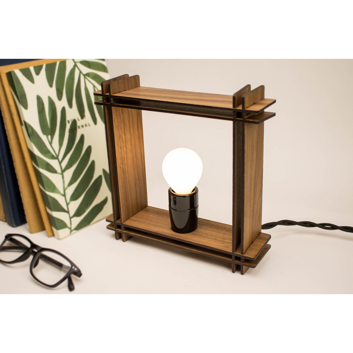 Hashtag LAMP No. 1 quadratisch Walnuss – Minimalistische dimmbare Tischlampe – Weihnachtsgeschenk