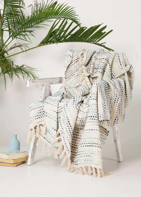 Lysbeige stribet hæklet kast med frynser – 120x180 cm fra Urbane Hide