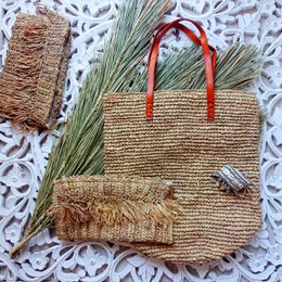 Donker beige Jemen etui in raffia met franje