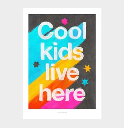 Hier leben coole Kids | Illustration Kindergarten Kunstdruck