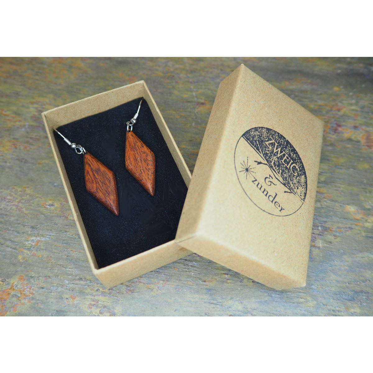 Boucles d'oreilles pendantes en forme de diamant en bois d'acajou fin, très léger, surface huilée mate, boucles d'oreilles en acier inoxydable plaqué or ou argent