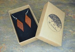 Boucles d'oreilles pendantes en forme de diamant en bois d'acajou fin, très léger, surface huilée mate, boucles d'oreilles en acier inoxydable plaqué or ou argent