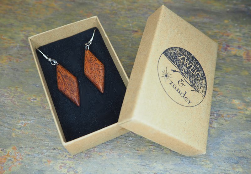 Boucles d'oreilles pendantes en forme de diamant en bois d'acajou fin, très léger, surface huilée mate, boucles d'oreilles en acier inoxydable plaqué or ou argent