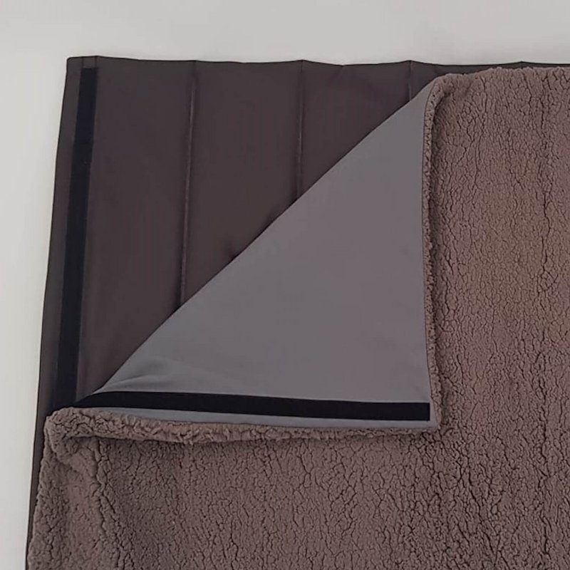 Reisematte Travel Mat Saddle graphit mit Kunstfelldecke Teddy plüsch taupe